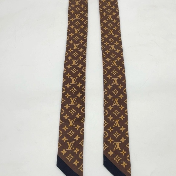 Auth LOUIS VUITTON Monogram
Leopard Print Silk Bandeau Scarf - Picture 2 of 16